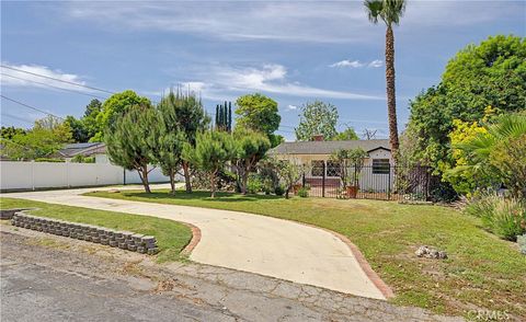 Photo of 5733 Oakdale Avenue, Woodland Hills, CA 91367 (MLS # SR26082461)