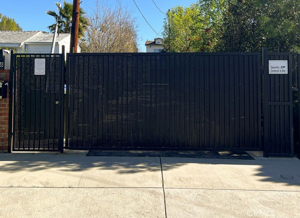 Photo of 6648 Gaviota Avenue, Lake Balboa, CA 91406 (MLS # GD26029047)