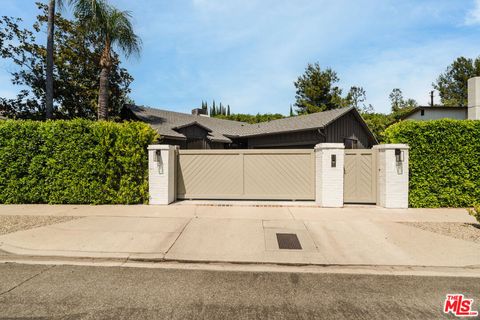 Photo of 13211 Cumpston Street, Sherman Oaks, CA 91401 (MLS # 25623955)