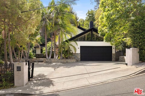 Photo of 1561 Clear View Drive, Los Angeles, CA 90210 (MLS # 26886647)