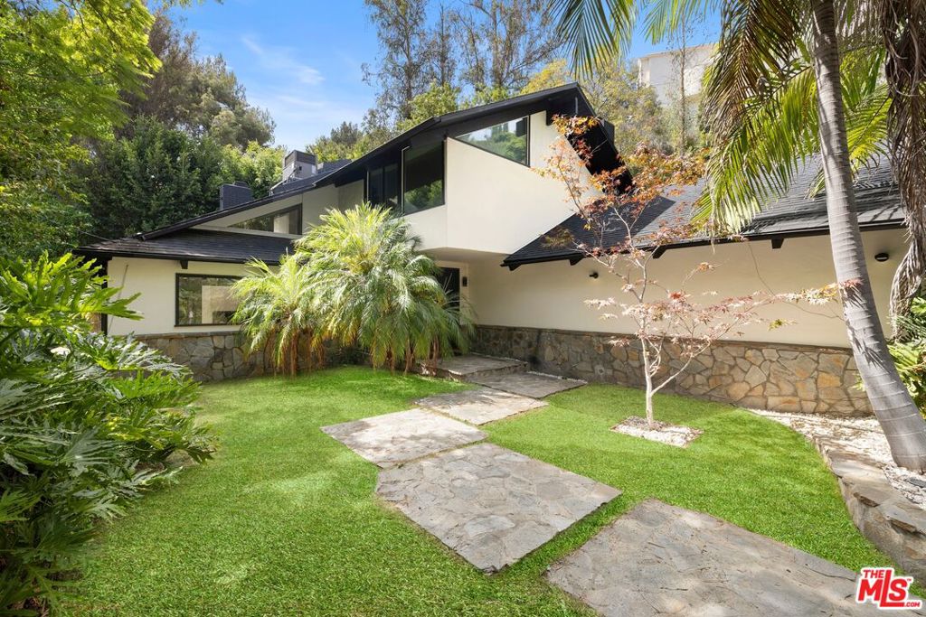 Photo of 1561 Clear View Drive, Los Angeles, CA 90210 (MLS # 26886647)