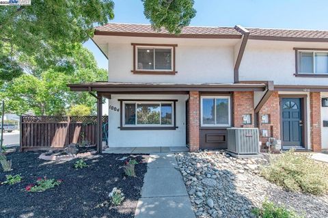 Photo of 1004 Vienna St St, Livermore, CA 94550 (MLS # 41112366) Photo of 1004 Vienna St St, Livermore, CA 94550 (MLS # 41112366)