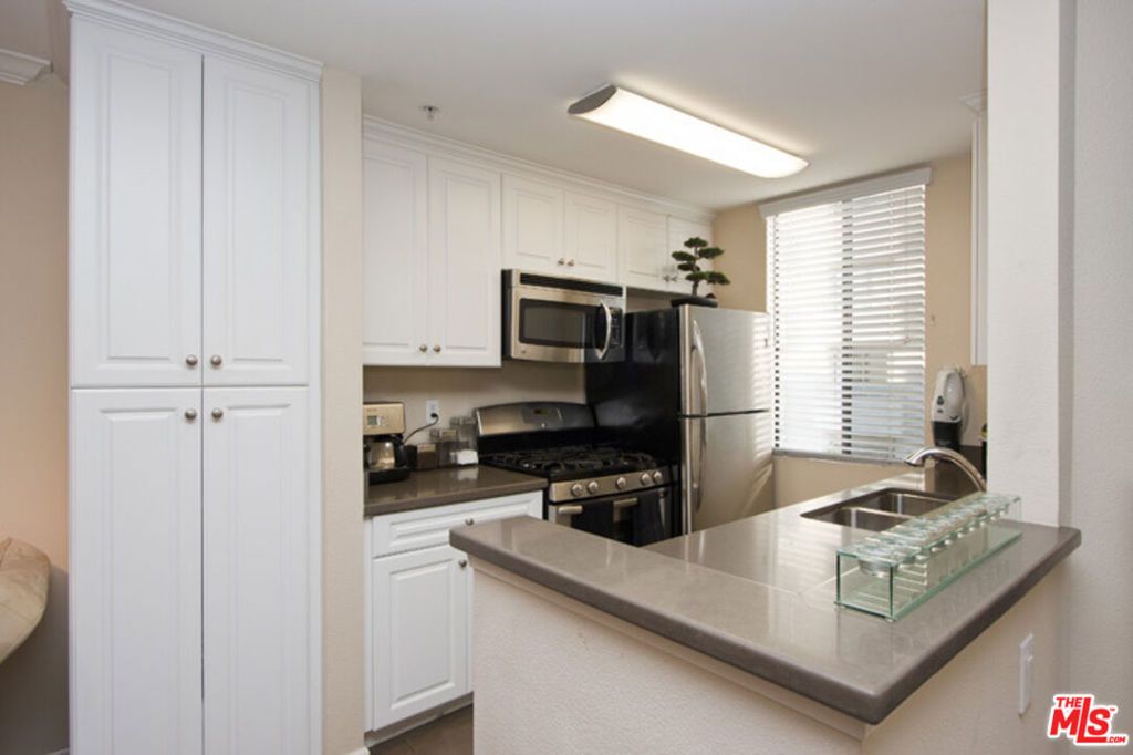 Photo of 7320 Hawthorn Avenue #213, Los Angeles, CA 90046 (MLS # 26652121)