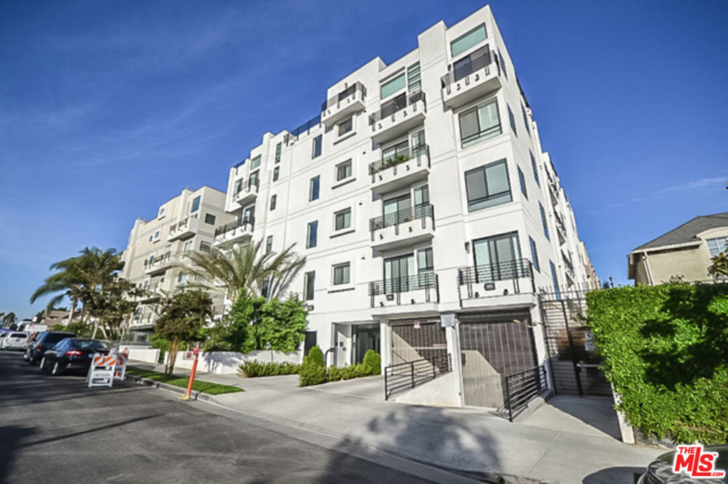 2016 year condo, 3bed + 2bath, centrally located Korea town. Convenient location, walking distance from school, restaurants, shopping, markets and transportation, over-sized windows, and large balcony. spacious unit features fully equipped chef kitchen, upgraded appliances, quartz countertops, recessed lighting, contemporary simple baths, custom cabinetry, frame-less glass showers, and designer surfaces and fixtures, separate laundry room in the unit