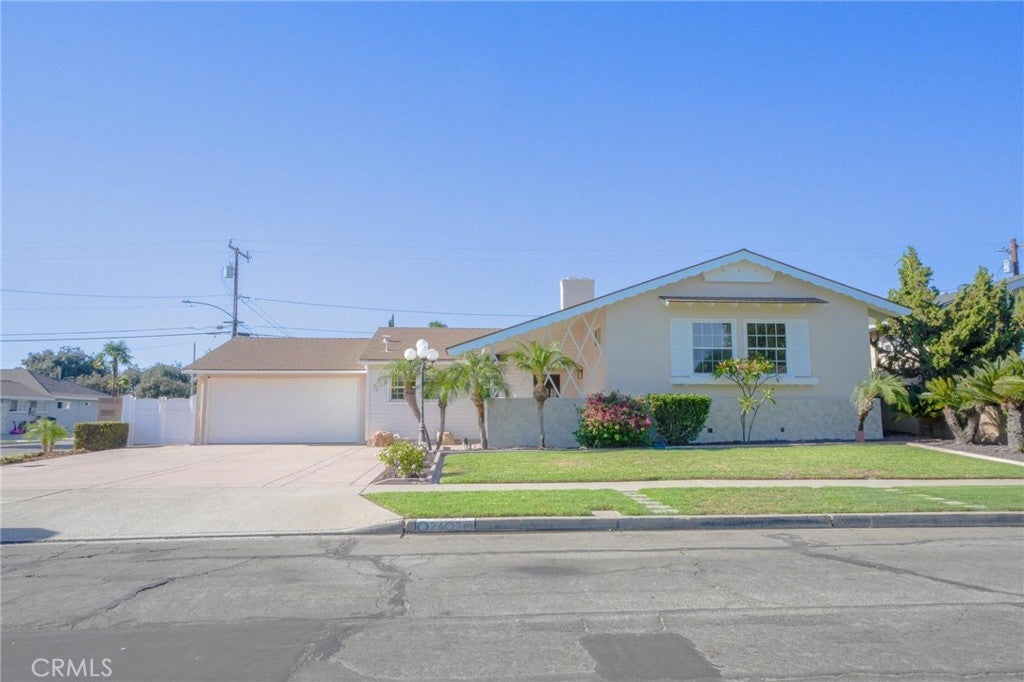 2403 E Romneya DR