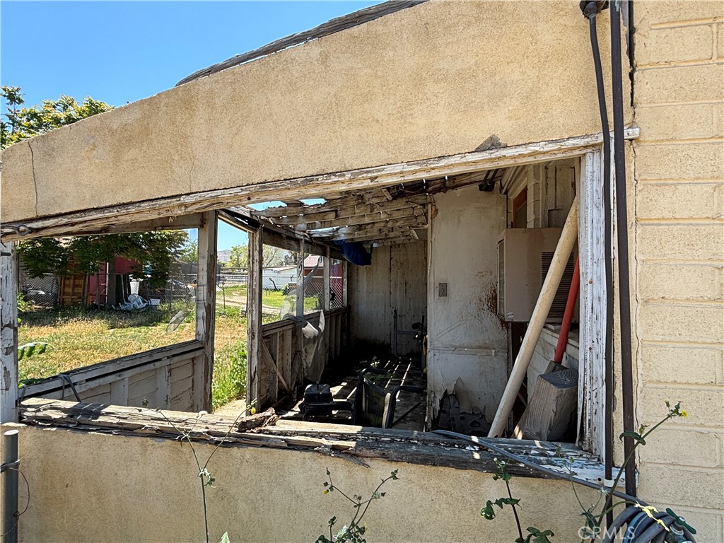 Main image without alt text