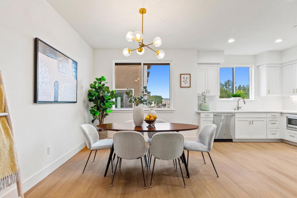 947 Woodside