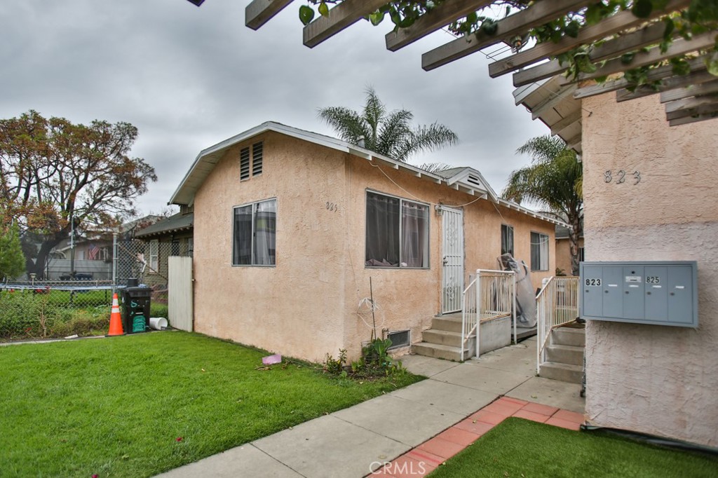 823 W 81st Street