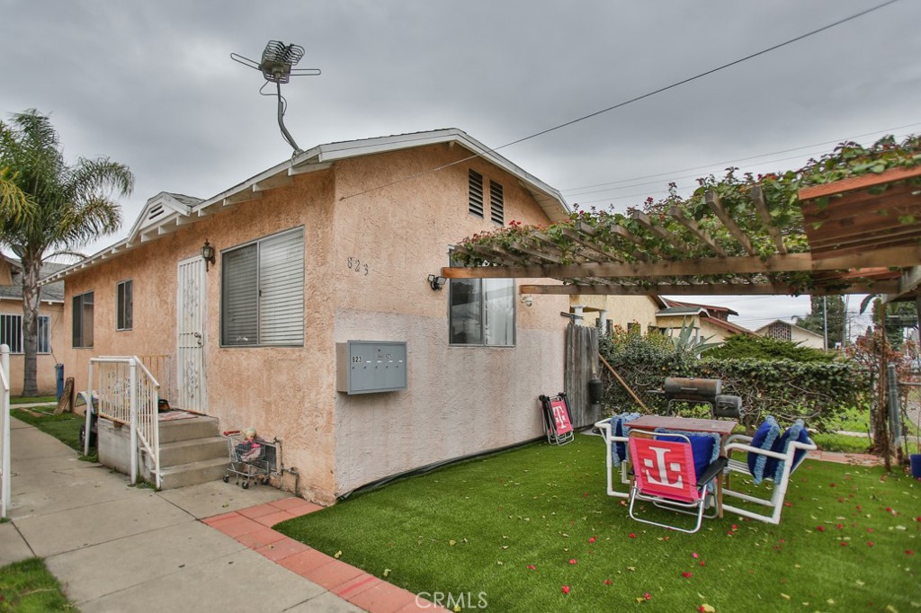 823 W 81st Street
