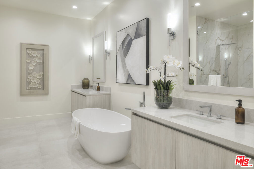 Properties 3 425 N Palm Drive 501