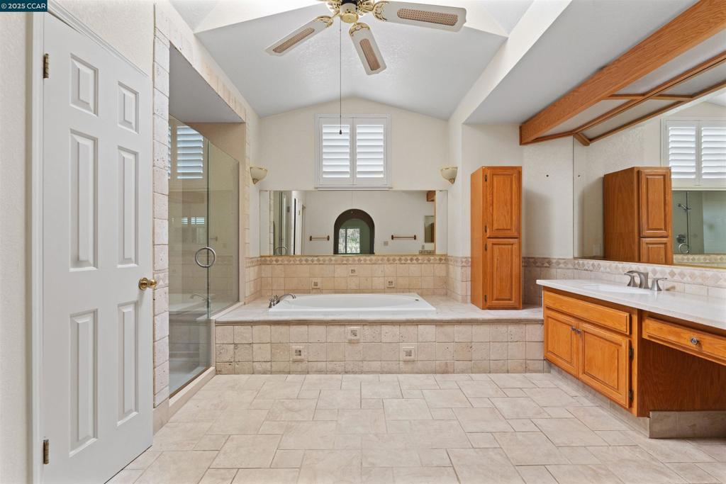 DISCOVERY BAY COUNTRY CLUB - Residential