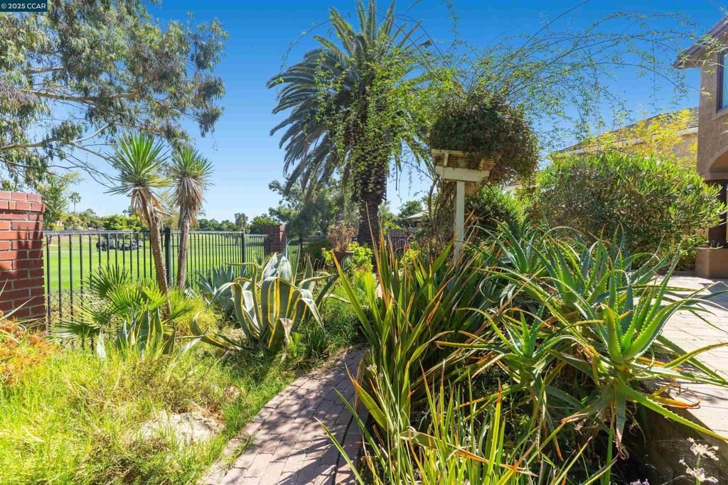 DISCOVERY BAY COUNTRY CLUB - Residential