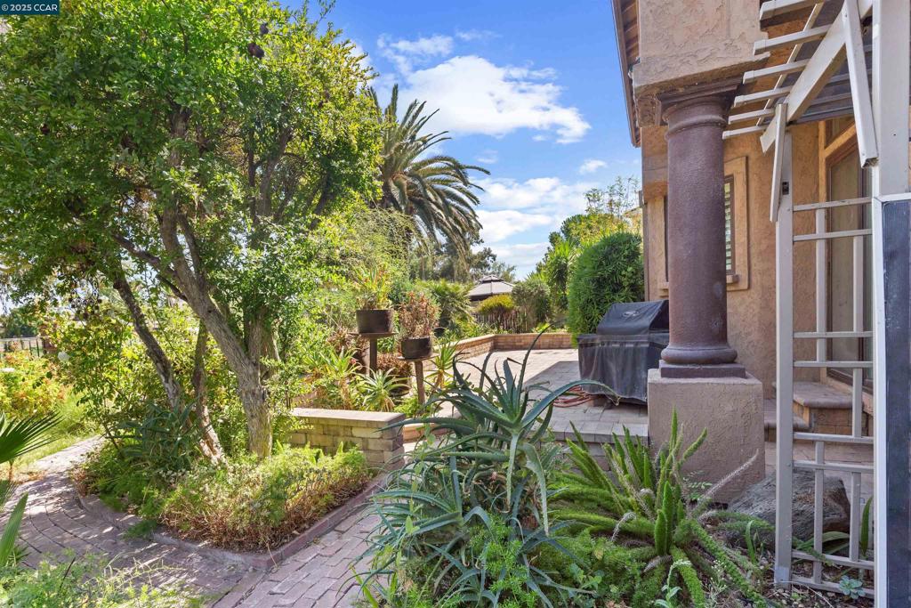 DISCOVERY BAY COUNTRY CLUB - Residential