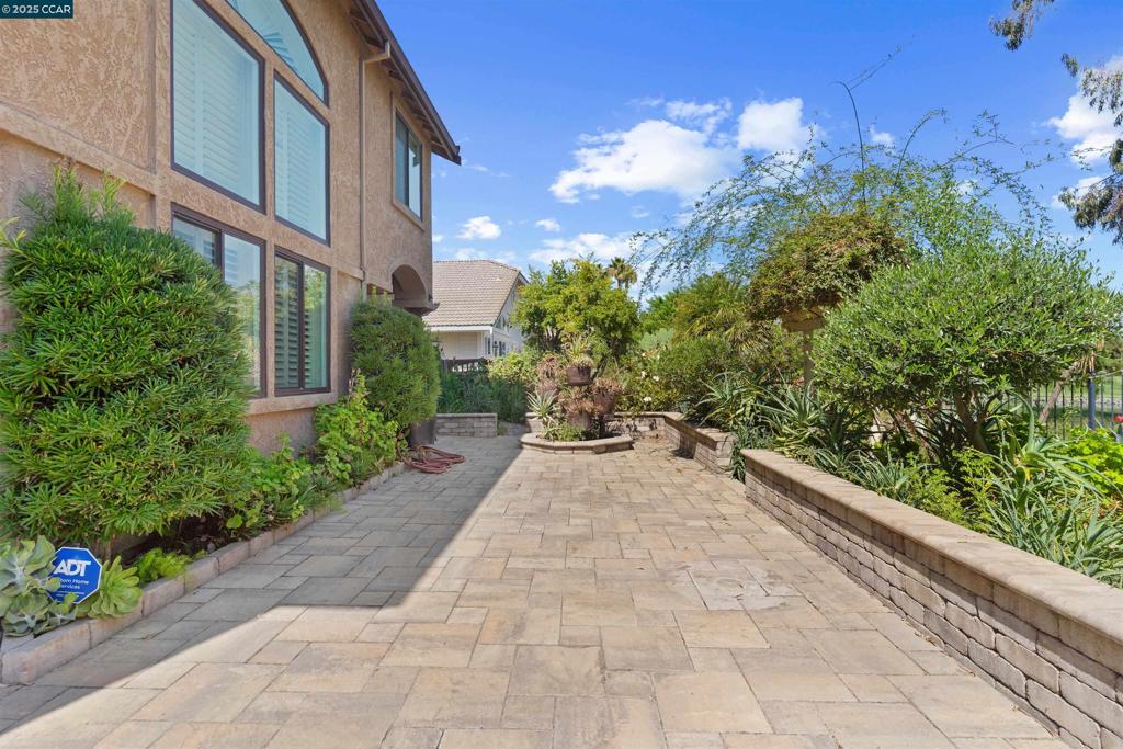 DISCOVERY BAY COUNTRY CLUB - Residential