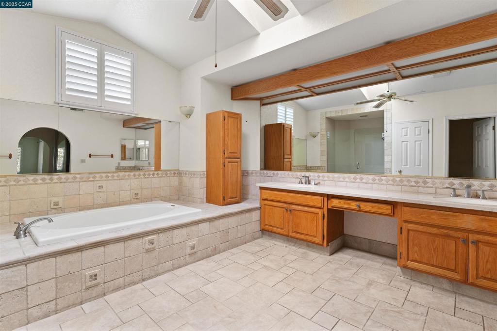 DISCOVERY BAY COUNTRY CLUB - Residential