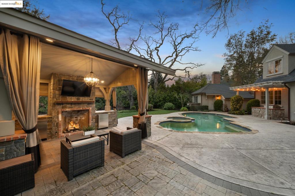 HIDDEN OAKS - Residential