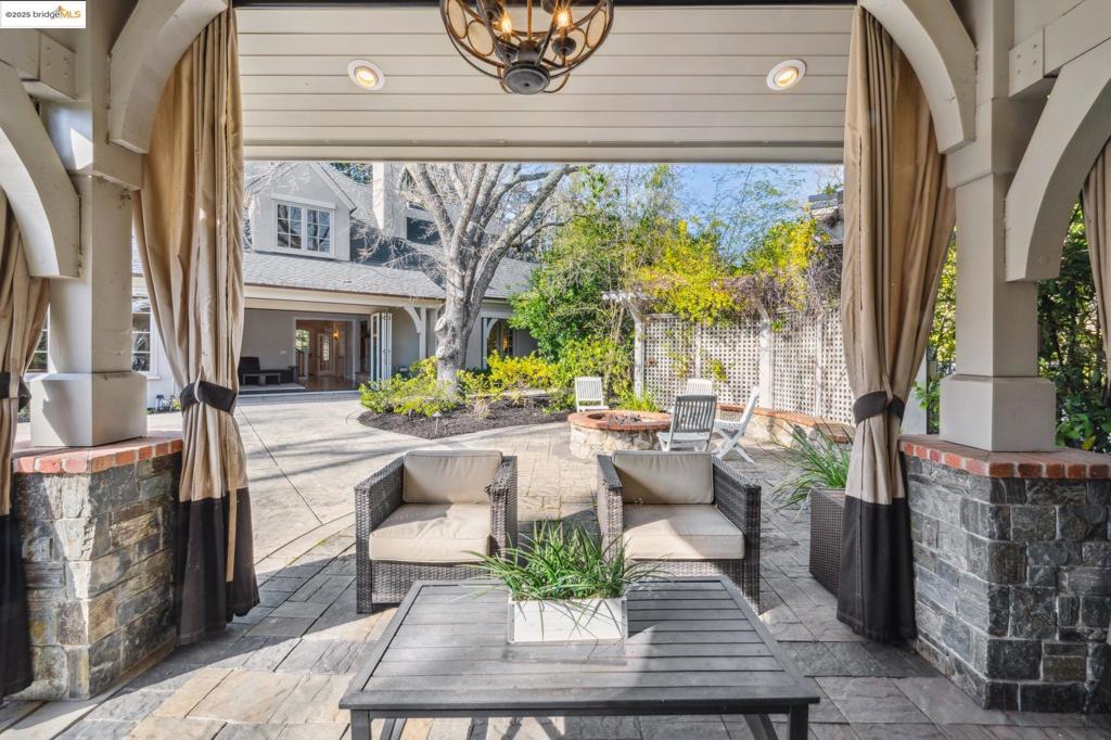 HIDDEN OAKS - Residential