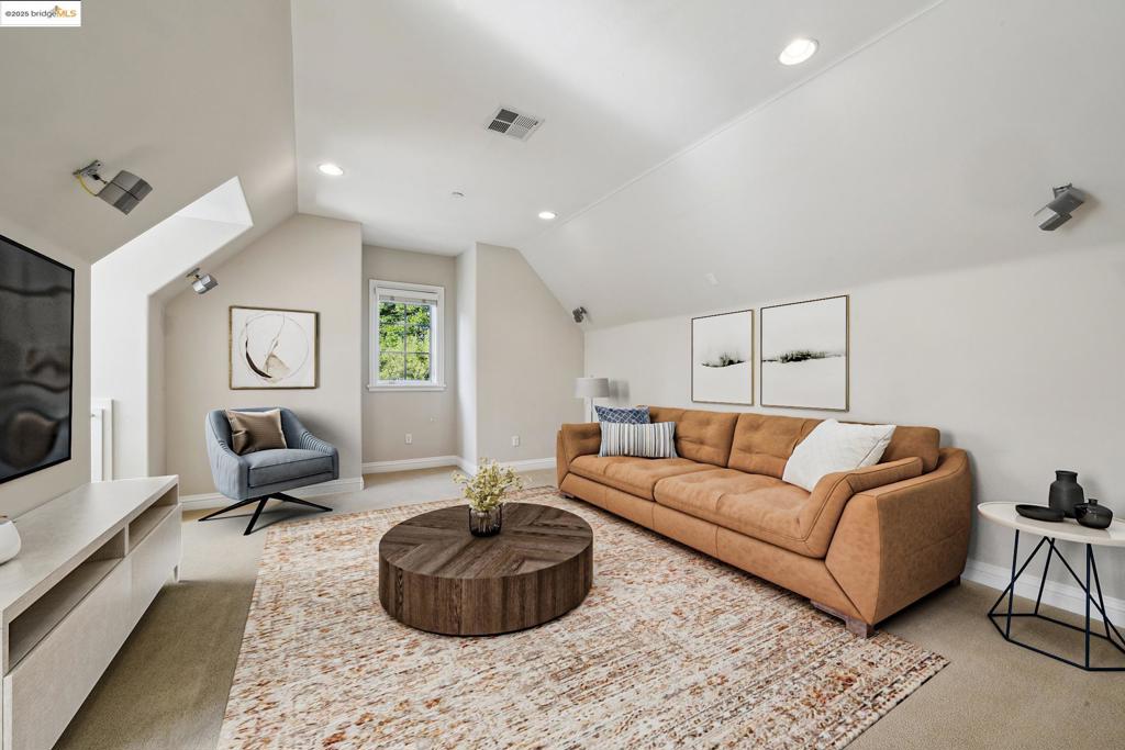 HIDDEN OAKS - Residential