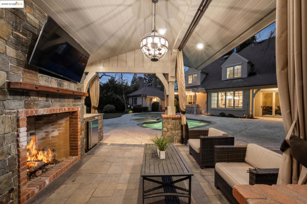 HIDDEN OAKS - Residential