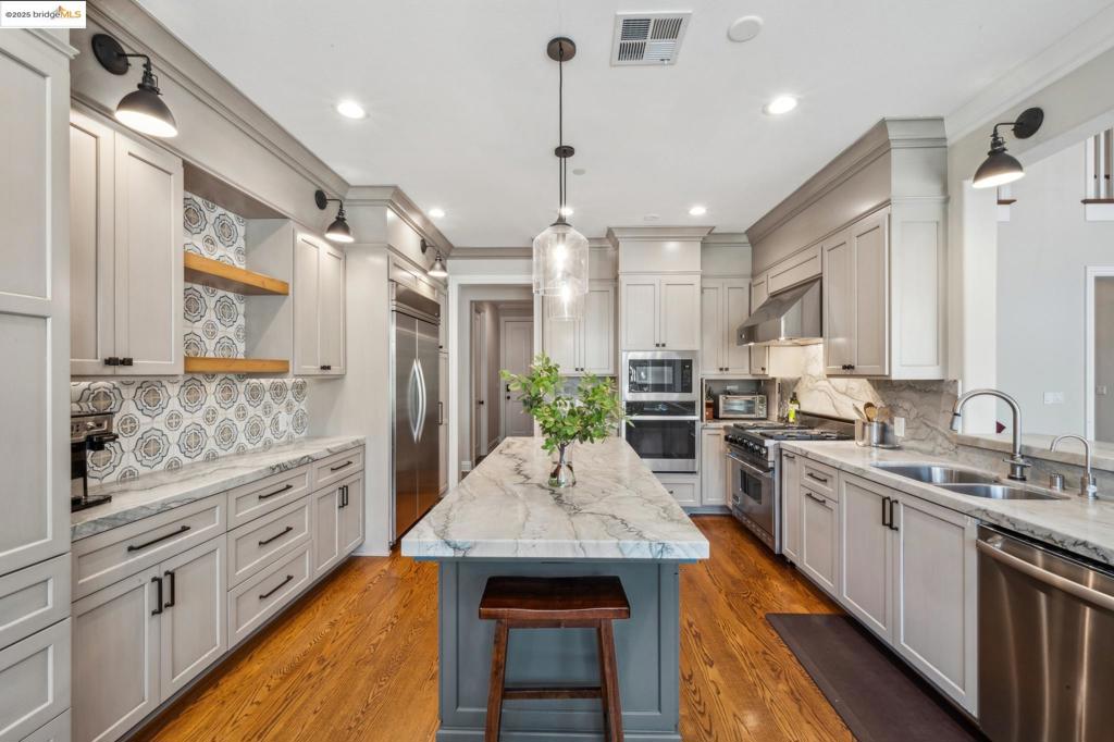 HIDDEN OAKS - Residential