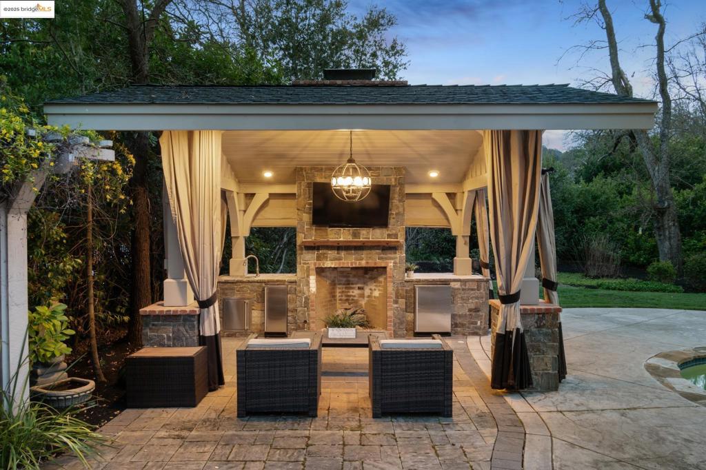 HIDDEN OAKS - Residential