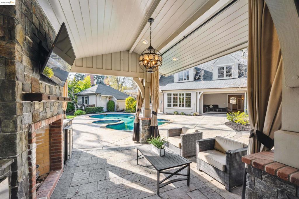 HIDDEN OAKS - Residential