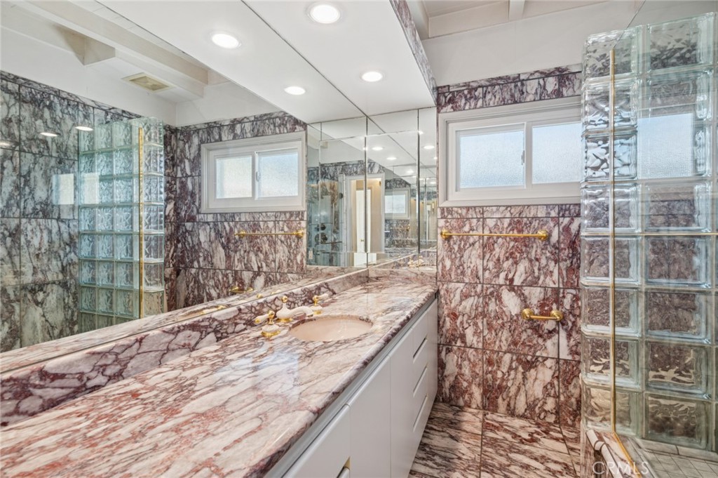 Main Beach (BCH) - Residential