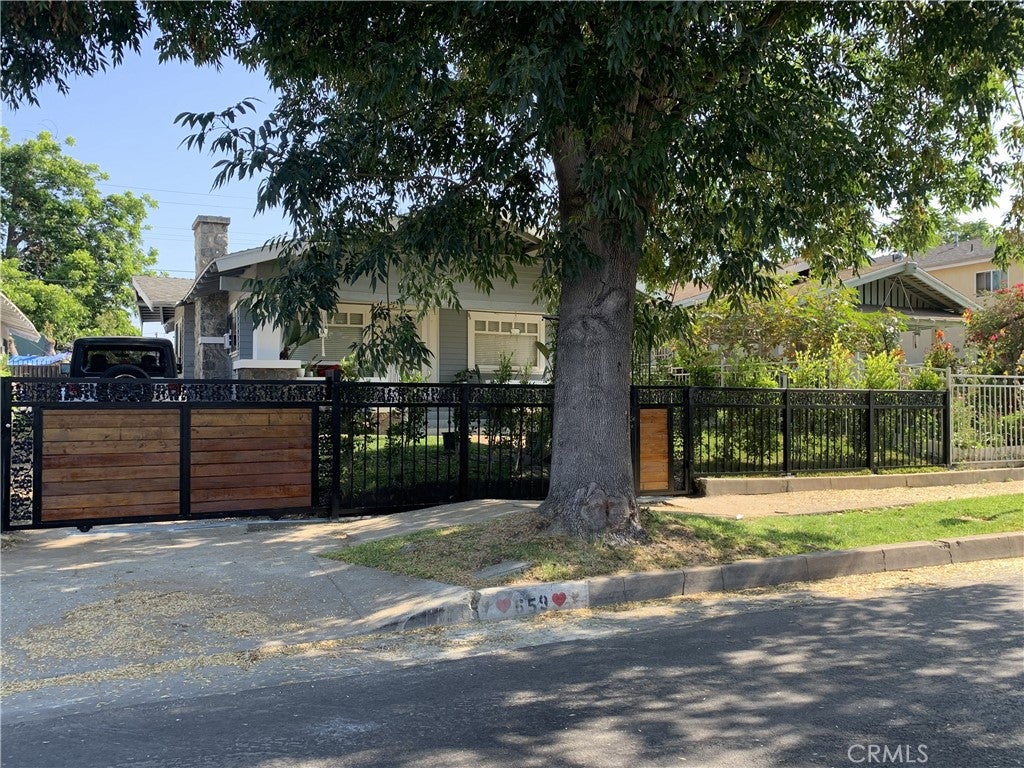 659 E 52nd Place, Los Angeles CA 90011