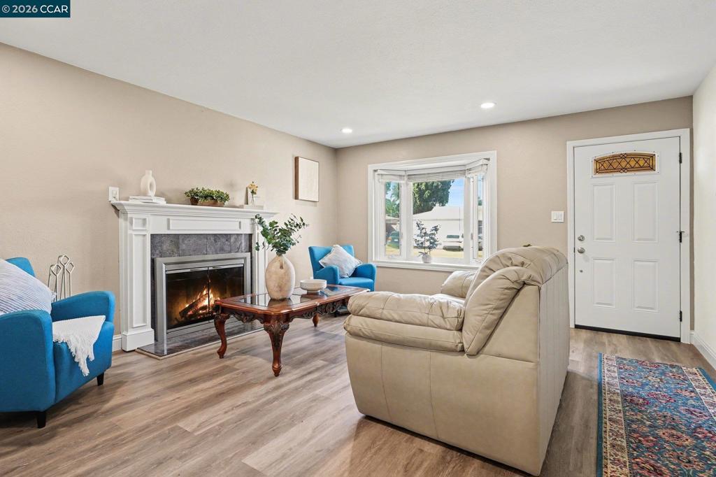 2715 2715 Sargent Ave