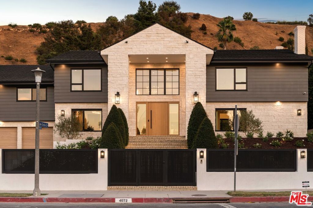 Photo of 4072 Alonzo Avenue, Encino, CA 91316 (MLS # 25582021)