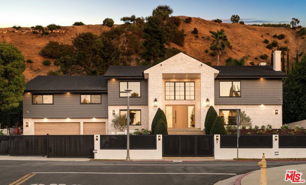 Photo of 4072 Alonzo Avenue, Encino, CA 91316 (MLS # 25582021)