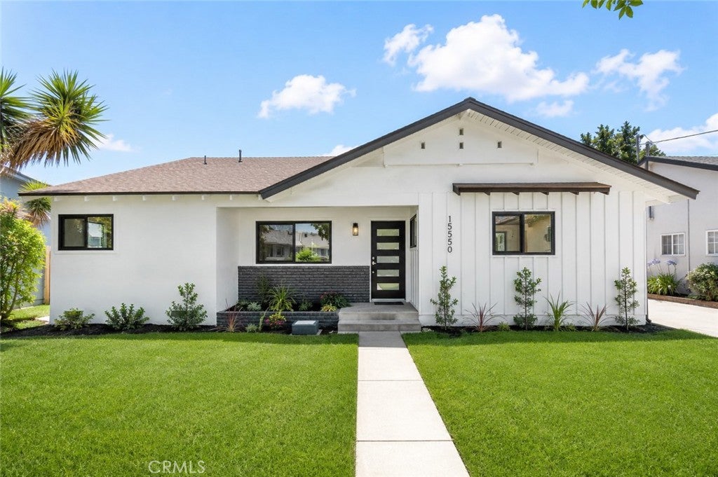Photo of 15550 Otsego Street, Encino, CA 91436 (MLS # IV26170939)
