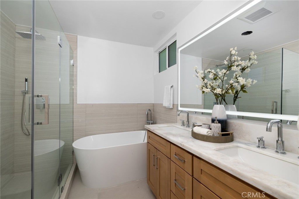 Photo of 15550 Otsego Street, Encino, CA 91436 (MLS # IV26170939)