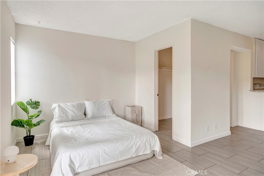 Functional studio in desirable Bay Ho. This 425 sq ft unit features nice flooring and a flexible layout, offering a great opportunity to personalize or invest.
Located near beaches, major freeways, shopping, and dining — enjoy the convenience of city living with a laid-back coastal vibe.
Assigned parking, secure entry, and on-site community laundry.
Whether you’re a first-time buyer, investor, or looking for a simple San Diego base, this is a great opportunity in a sought-after neighborhood.