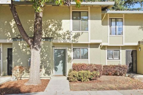 Photo of 2141 Northwood Cir Cir #B, Concord, CA 94520 (MLS # 41119138)