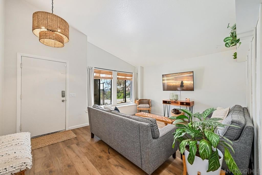 1690 Madrone Glen