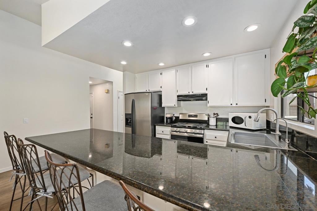 1690 Madrone Glen