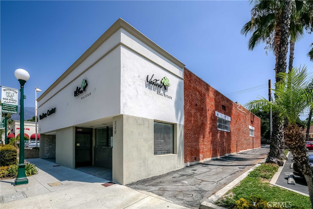 220 218-220 S Myrtle Avenue