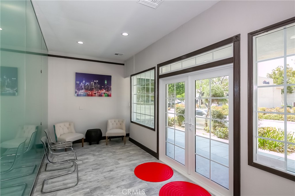 220 218-220 S Myrtle Avenue