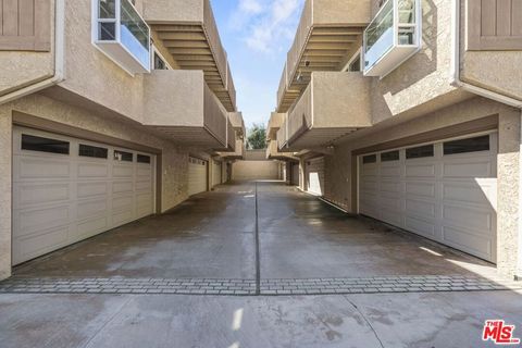 Tiny photo for 2701 Voorhees Avenue #3, Redondo Beach, CA 90278 (MLS # 25578941)