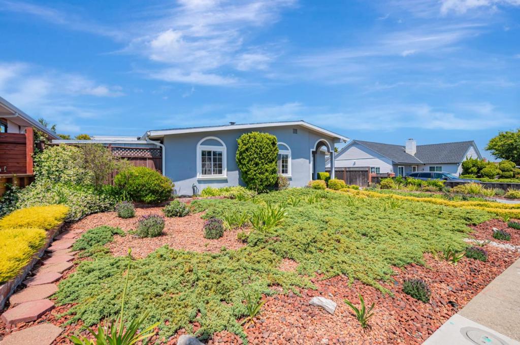 828 Hawthorne Way