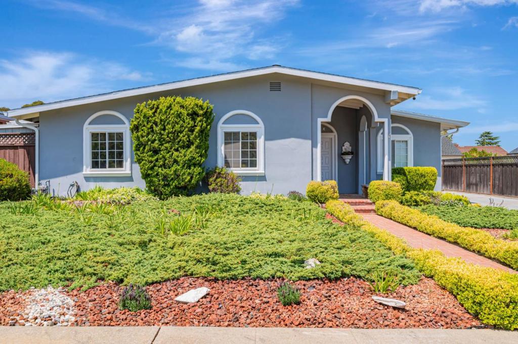 828 Hawthorne Way