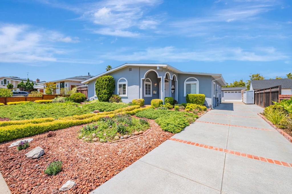 828 Hawthorne Way