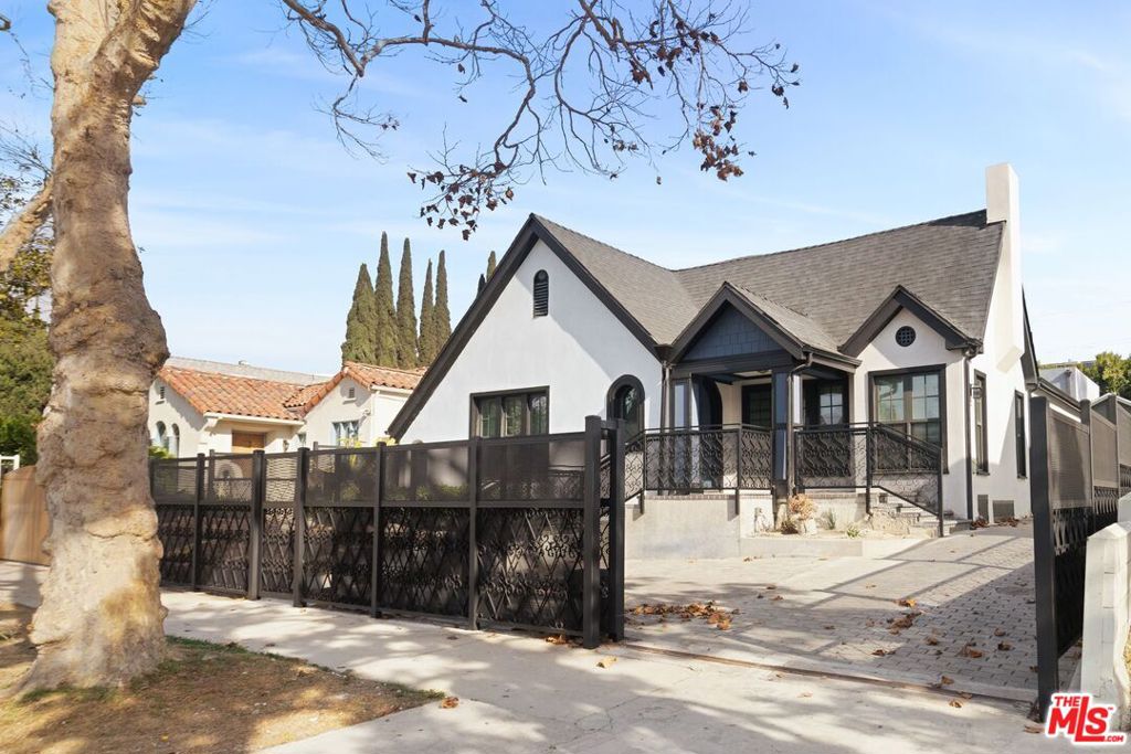 Introducing a detached guest house located in the heart of Hancock Park in a peaceful neighborhood. Built in 2019, this home features 2 bedrooms and 1.75 bathrooms. Conveniently close to top restaurants, shops, The Grove, LACMA, Koreatown, Beverly Hills, and Hollywood.