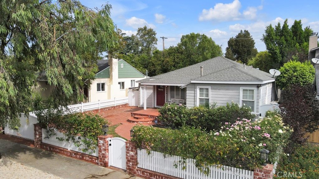 Photo of 22051 Avenue San Luis, Woodland Hills, CA 91364 (MLS # SR25197053)
