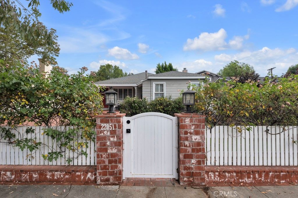 Photo of 22051 Avenue San Luis, Woodland Hills, CA 91364 (MLS # SR25197053)