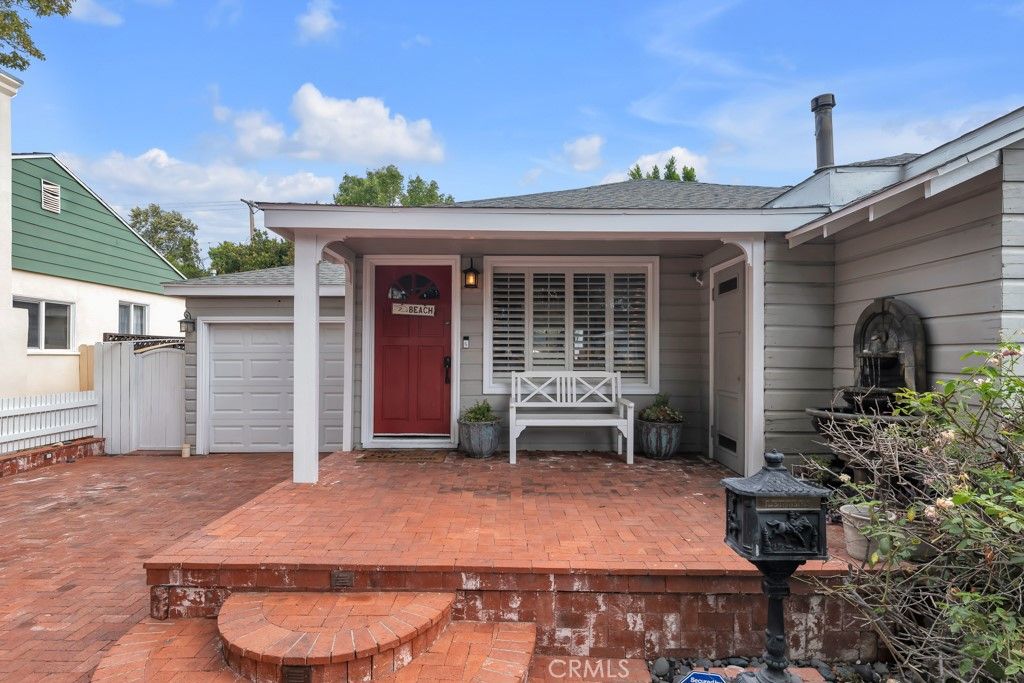 Photo of 22051 Avenue San Luis, Woodland Hills, CA 91364 (MLS # SR25197053)
