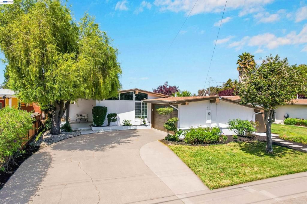 Photo of 2571 Ocala St, Hayward, CA 94545 (MLS # 41131279)