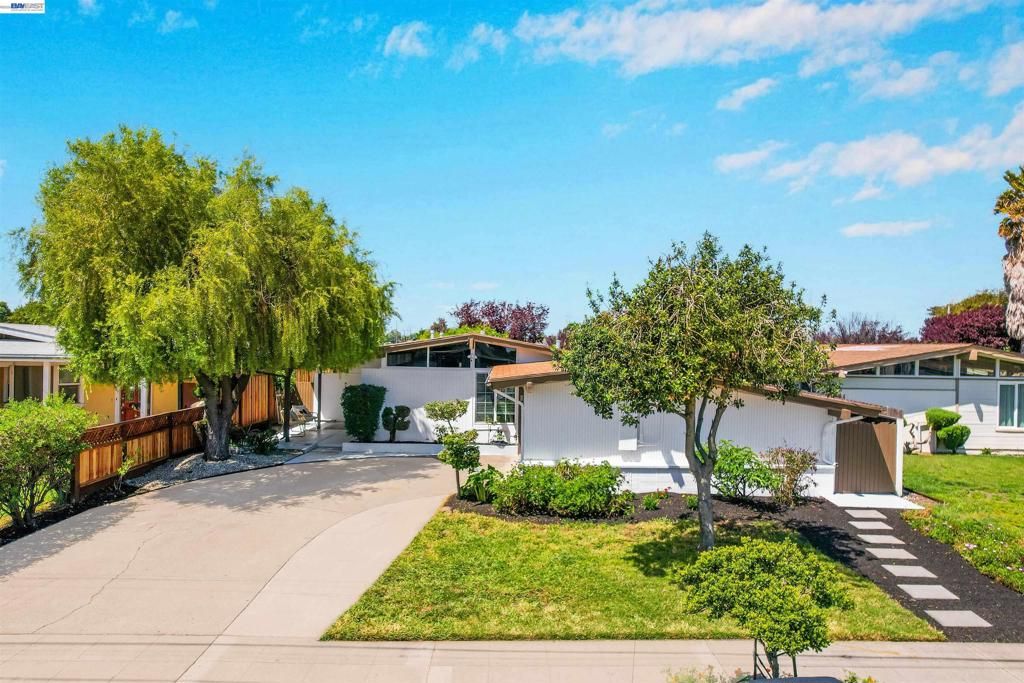 Photo of 2571 Ocala St, Hayward, CA 94545 (MLS # 41131279)