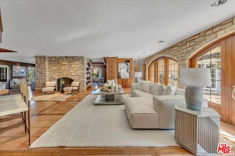 Photo of 16560 Park Lane Circle, Los Angeles, CA 90049 (MLS # 26642461)